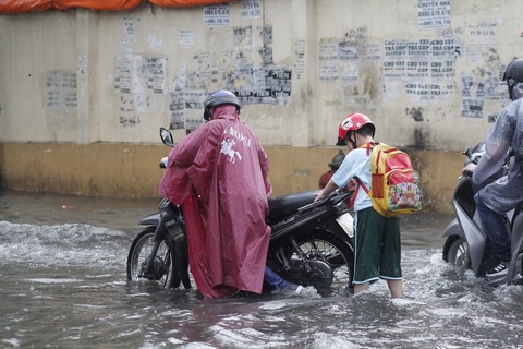 Mưa như trút đúng giờ tan tầm, người dân TP.HCM lại ‘bơi’ giữa điểm ngập - Ảnh 5. Mưa như trút đúng giờ tan tầm, người dân TP.HCM lại ‘bơi’ giữa điểm ngập - Ảnh 5.