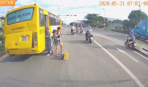 Tước bằng lái 2 tháng tài xế xe buýt trả khách giữa quốc lộ 1 - Ảnh 1. Tước bằng lái 2 tháng tài xế xe buýt trả khách giữa quốc lộ 1 - Ảnh 1.