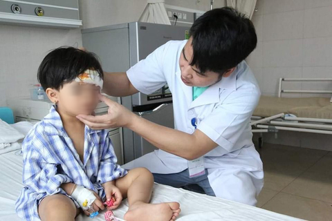 Bé 3 tuổi bị chó nuôi nhà hàng xóm cắn rách mặt - Ảnh 1. Bé 3 tuổi bị chó nuôi nhà hàng xóm cắn rách mặt - Ảnh 1.