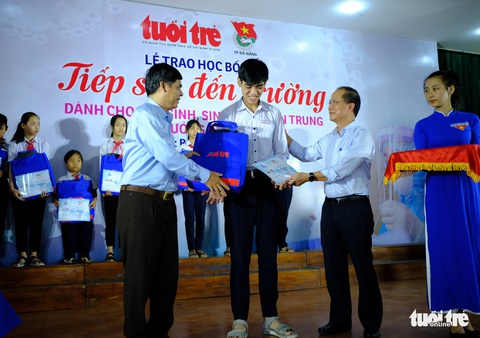 Học bổng tiếp sức cho 175 học sinh, sinh viên khó khăn miền Trung bị ảnh hưởng dịch Covid-19 - Ảnh 1. Học bổng tiếp sức cho 175 học sinh, sinh viên khó khăn miền Trung bị ảnh hưởng dịch Covid-19 - Ảnh 1.