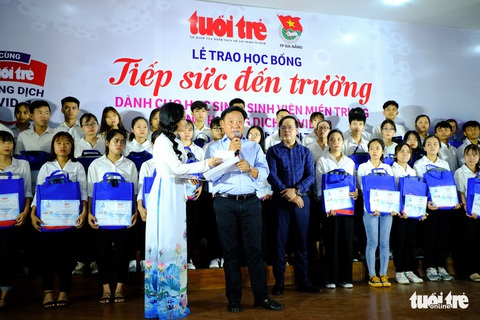 Học bổng tiếp sức cho 175 học sinh, sinh viên khó khăn miền Trung bị ảnh hưởng dịch Covid-19 - Ảnh 7. Học bổng tiếp sức cho 175 học sinh, sinh viên khó khăn miền Trung bị ảnh hưởng dịch Covid-19 - Ảnh 7.