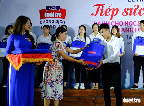 Học bổng tiếp sức cho 175 học sinh, sinh viên khó khăn miền Trung bị ảnh hưởng dịch Covid-19 - Ảnh 5. Học bổng tiếp sức cho 175 học sinh, sinh viên khó khăn miền Trung bị ảnh hưởng dịch Covid-19 - Ảnh 5.