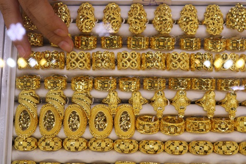 Giá vàng thế giới rơi gần về mốc 1.700 USD/ounce - Ảnh 1.
