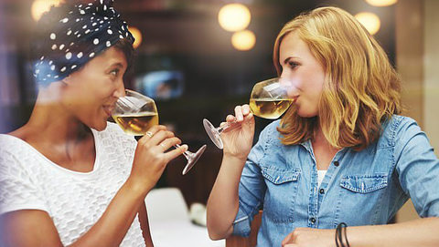 Phụ nữ dễ thành ‘bợm nhậu’ hơn đàn ông vì estrogen cao? - Ảnh 1. Phụ nữ dễ thành ‘bợm nhậu’ hơn đàn ông vì estrogen cao? - Ảnh 1.