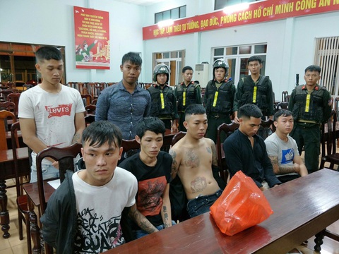 Khởi tố, bắt tạm giam 12 thanh niên chém nhau như phim giữa đường - Ảnh 1. Khởi tố, bắt tạm giam 12 thanh niên chém nhau như phim giữa đường - Ảnh 1.