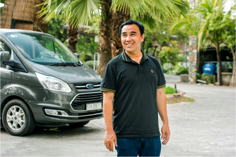 MC Quyền Linh: Không ngại di chuyển đường dài với chuyến xe hạnh phúc Ford Tourneo - Ảnh 1. MC Quyền Linh: Không ngại di chuyển đường dài với chuyến xe hạnh phúc Ford Tourneo - Ảnh 1.
