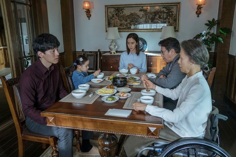 Phim Kẻ xâm nhập: Lời cảnh tỉnh về hội thánh tà đạo đáng sợ của Hàn Quốc - Ảnh 4. Phim Kẻ xâm nhập: Lời cảnh tỉnh về hội thánh tà đạo đáng sợ của Hàn Quốc - Ảnh 4.