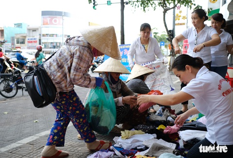 Gian quần áo cũ và suất cơm miễn phí chiều thứ 7 trên góc phố Đà Nẵng - Ảnh 4. Gian quần áo cũ và suất cơm miễn phí chiều thứ 7 trên góc phố Đà Nẵng - Ảnh 4.