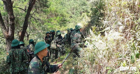 Hơn 500 người đang chữa cháy rừng ở Hà Tĩnh - Ảnh 5. Hơn 500 người đang chữa cháy rừng ở Hà Tĩnh - Ảnh 5.