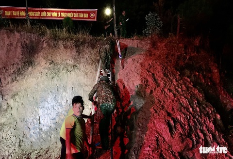 Cận cảnh xuyên đêm chiến đấu ‘giặc lửa’ cứu rừng - Ảnh 4. Cận cảnh xuyên đêm chiến đấu ‘giặc lửa’ cứu rừng - Ảnh 4.