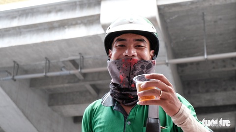 Trà chanh miễn phí mời cô bán hàng rong, chú xe ôm giữa trời nắng nóng - Ảnh 7. Trà chanh miễn phí mời cô bán hàng rong, chú xe ôm giữa trời nắng nóng - Ảnh 7.