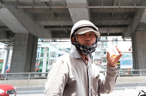 Trà chanh miễn phí mời cô bán hàng rong, chú xe ôm giữa trời nắng nóng - Ảnh 1. Trà chanh miễn phí mời cô bán hàng rong, chú xe ôm giữa trời nắng nóng - Ảnh 1.