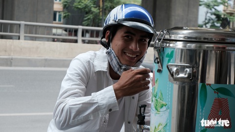 Trà chanh miễn phí mời cô bán hàng rong, chú xe ôm giữa trời nắng nóng - Ảnh 8. Trà chanh miễn phí mời cô bán hàng rong, chú xe ôm giữa trời nắng nóng - Ảnh 8.