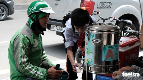 Trà chanh miễn phí mời cô bán hàng rong, chú xe ôm giữa trời nắng nóng - Ảnh 2. Trà chanh miễn phí mời cô bán hàng rong, chú xe ôm giữa trời nắng nóng - Ảnh 2.