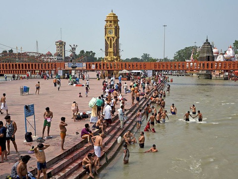 Người Ấn quay lại sông Hằng hành hương khi giãn cách xã hội được nới lỏng - Ảnh 9. Người Ấn quay lại sông Hằng hành hương khi giãn cách xã hội được nới lỏng - Ảnh 9.