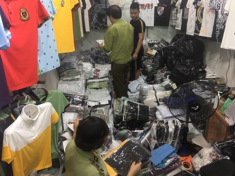 Hàng hiệu Lacoste, Louis Vuitton, Gucci... giả tràn khắp chợ Ninh Hiệp - Ảnh 1. Hàng hiệu Lacoste, Louis Vuitton, Gucci... giả tràn khắp chợ Ninh Hiệp - Ảnh 1.