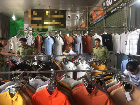 Hàng hiệu Lacoste, Louis Vuitton, Gucci... giả tràn khắp chợ Ninh Hiệp - Ảnh 2. Hàng hiệu Lacoste, Louis Vuitton, Gucci... giả tràn khắp chợ Ninh Hiệp - Ảnh 2.