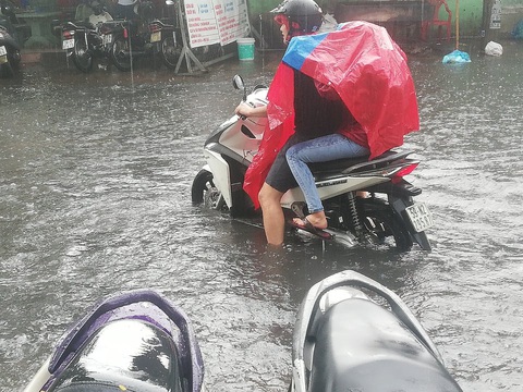 Mưa như trút nước, người dân lấy bao cát chắn nước tràn vào nhà - Ảnh 4. Mưa như trút nước, người dân lấy bao cát chắn nước tràn vào nhà - Ảnh 4.