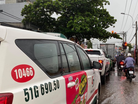 Mưa như trút nước, người dân lấy bao cát chắn nước tràn vào nhà - Ảnh 6. Mưa như trút nước, người dân lấy bao cát chắn nước tràn vào nhà - Ảnh 6.
