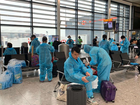 Hai ngày đưa 340 công dân Việt Nam từ Anh về nước - Ảnh 1. Hai ngày đưa 340 công dân Việt Nam từ Anh về nước - Ảnh 1.
