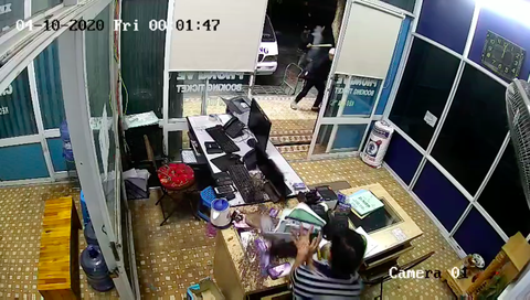 Khởi tố vụ côn đồ đập phá tài sản, ném chất bẩn uy hiếp doanh nghiệp - Ảnh 2. Khởi tố vụ côn đồ đập phá tài sản, ném chất bẩn uy hiếp doanh nghiệp - Ảnh 2.