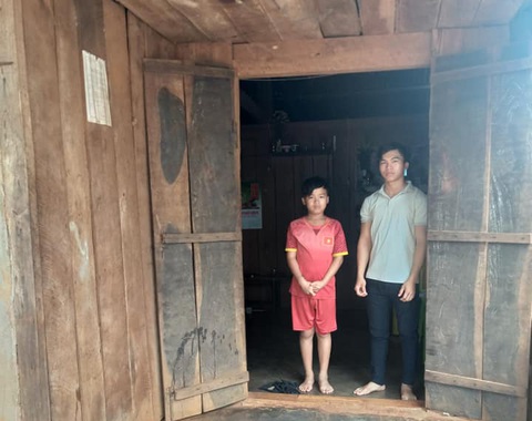 Em ngồi học, anh đứng vì... không có ghế! - Ảnh 1. Em ngồi học, anh đứng vì... không có ghế! - Ảnh 1.