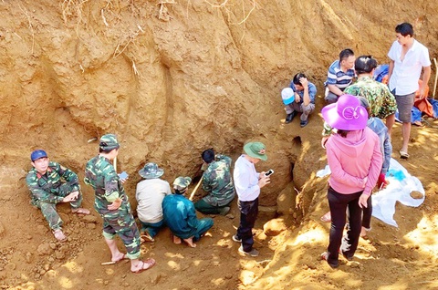 Tìm thấy hố chôn tập thể 17 chiến sĩ đặc công ở sân bay Khâm Đức - Ảnh 1. Tìm thấy hố chôn tập thể 17 chiến sĩ đặc công ở sân bay Khâm Đức - Ảnh 1.