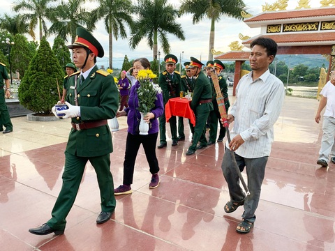 Tìm thấy hố chôn tập thể 17 chiến sĩ đặc công ở sân bay Khâm Đức - Ảnh 2. Tìm thấy hố chôn tập thể 17 chiến sĩ đặc công ở sân bay Khâm Đức - Ảnh 2.