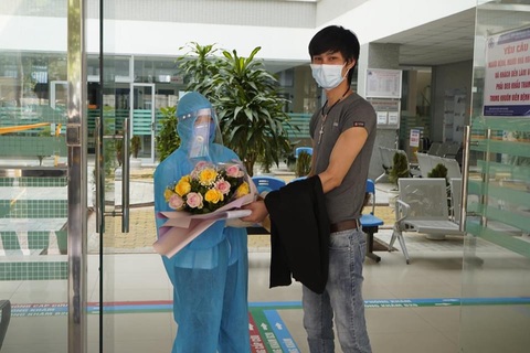 Hôm nay hội chẩn 3 miền cho phi công người Anh, có thể không cần ghép phổi, ghép thận - Ảnh 1. Hôm nay hội chẩn 3 miền cho phi công người Anh, có thể không cần ghép phổi, ghép thận - Ảnh 1.