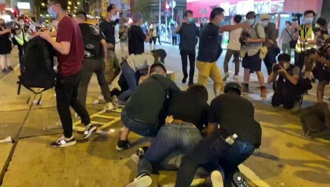 Cảnh sát và người biểu tình Hong Kong đụng độ tại buổi tưởng niệm Thiên An Môn - Ảnh 2. Cảnh sát và người biểu tình Hong Kong đụng độ tại buổi tưởng niệm Thiên An Môn - Ảnh 2.