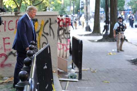 Ông Trump nói xuống hầm khẩn cấp khi biểu tình căng thẳng chỉ để kiểm tra - Ảnh 1. Ông Trump nói xuống hầm khẩn cấp khi biểu tình căng thẳng chỉ để kiểm tra - Ảnh 1.