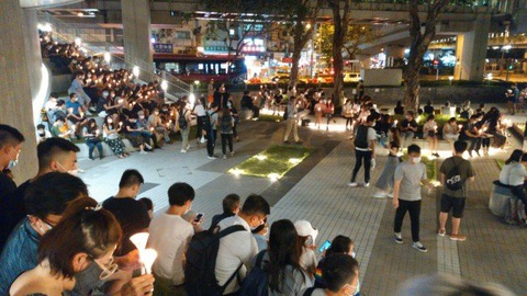 Tối 4-6, hàng ngàn dân Hong Kong thắp nến tưởng niệm Thiên An Môn - Ảnh 6. Tối 4-6, hàng ngàn dân Hong Kong thắp nến tưởng niệm Thiên An Môn - Ảnh 6.
