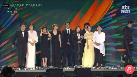 Ký sinh trùng và Khi hoa trà nở thắng đậm giải phim Baeksang Hàn Quốc - Ảnh 2. Ký sinh trùng và Khi hoa trà nở thắng đậm giải phim Baeksang Hàn Quốc - Ảnh 2.