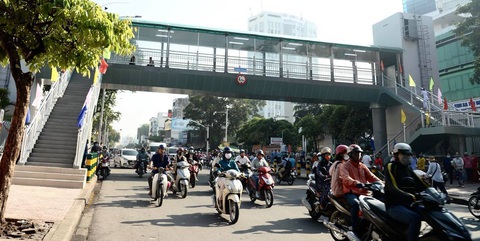 Cầu bộ hành có thang máy đầu tiên trước Bệnh viện Ung bướu TP.HCM bắt đầu hoạt động - Ảnh 2. Cầu bộ hành có thang máy đầu tiên trước Bệnh viện Ung bướu TP.HCM bắt đầu hoạt động - Ảnh 2.