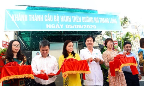 Cầu bộ hành có thang máy đầu tiên trước Bệnh viện Ung bướu TP.HCM bắt đầu hoạt động - Ảnh 1. Cầu bộ hành có thang máy đầu tiên trước Bệnh viện Ung bướu TP.HCM bắt đầu hoạt động - Ảnh 1.
