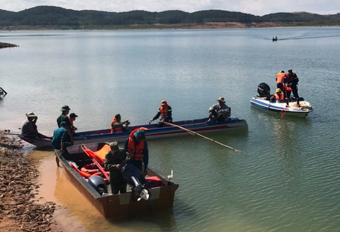 Tìm thấy thi thể 2 học sinh chết đuối trên hồ thủy điện Đại Ninh - Ảnh 1. Tìm thấy thi thể 2 học sinh chết đuối trên hồ thủy điện Đại Ninh - Ảnh 1.
