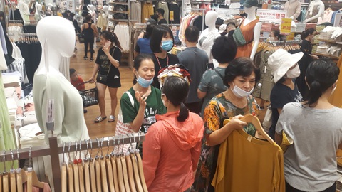 Vừa khai trương, cửa hàng Uniqlo Vincom Landmark 81 đã thu hút lượng lớn khách - Ảnh 6. Vừa khai trương, cửa hàng Uniqlo Vincom Landmark 81 đã thu hút lượng lớn khách - Ảnh 6.
