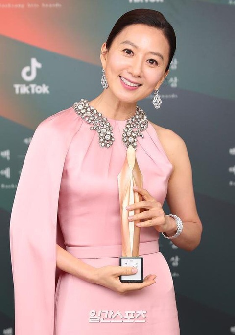 Ký sinh trùng và Khi hoa trà nở thắng đậm giải phim Baeksang Hàn Quốc - Ảnh 6. Ký sinh trùng và Khi hoa trà nở thắng đậm giải phim Baeksang Hàn Quốc - Ảnh 6.