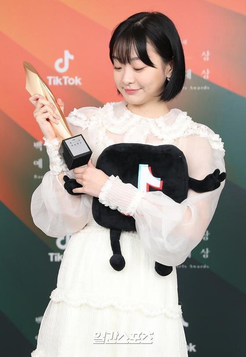 Ký sinh trùng và Khi hoa trà nở thắng đậm giải phim Baeksang Hàn Quốc - Ảnh 10. Ký sinh trùng và Khi hoa trà nở thắng đậm giải phim Baeksang Hàn Quốc - Ảnh 10.