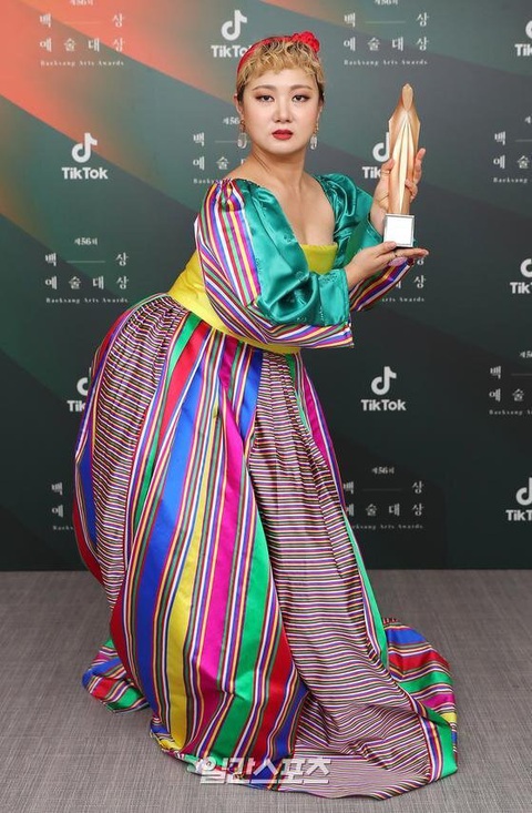 Ký sinh trùng và Khi hoa trà nở thắng đậm giải phim Baeksang Hàn Quốc - Ảnh 14. Ký sinh trùng và Khi hoa trà nở thắng đậm giải phim Baeksang Hàn Quốc - Ảnh 14.