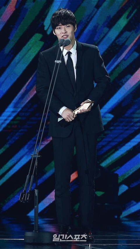 Ký sinh trùng và Khi hoa trà nở thắng đậm giải phim Baeksang Hàn Quốc - Ảnh 7. Ký sinh trùng và Khi hoa trà nở thắng đậm giải phim Baeksang Hàn Quốc - Ảnh 7.