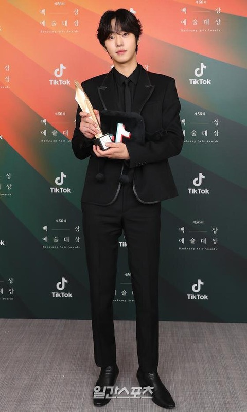Ký sinh trùng và Khi hoa trà nở thắng đậm giải phim Baeksang Hàn Quốc - Ảnh 11. Ký sinh trùng và Khi hoa trà nở thắng đậm giải phim Baeksang Hàn Quốc - Ảnh 11.