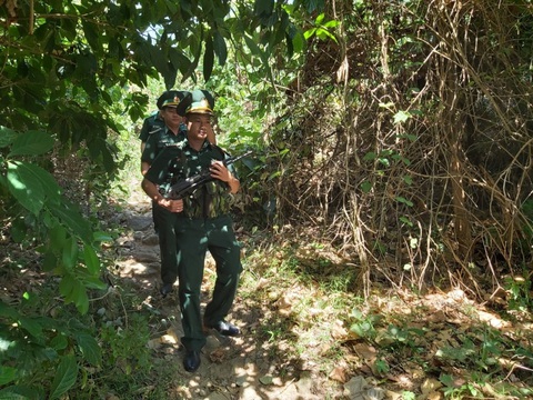Huy động nhiều trinh sát kinh nghiệm vây bắt phạm nhân vượt ngục trên đèo Hải Vân - Ảnh 9. Huy động nhiều trinh sát kinh nghiệm vây bắt phạm nhân vượt ngục trên đèo Hải Vân - Ảnh 9.