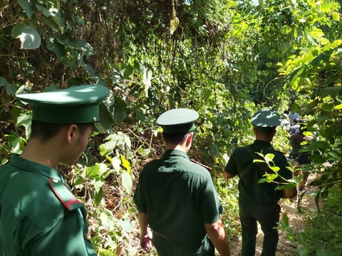 Huy động nhiều trinh sát kinh nghiệm vây bắt phạm nhân vượt ngục trên đèo Hải Vân - Ảnh 11. Huy động nhiều trinh sát kinh nghiệm vây bắt phạm nhân vượt ngục trên đèo Hải Vân - Ảnh 11.