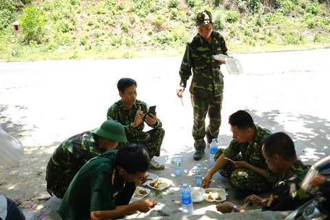 Huy động nhiều trinh sát kinh nghiệm vây bắt phạm nhân vượt ngục trên đèo Hải Vân - Ảnh 14. Huy động nhiều trinh sát kinh nghiệm vây bắt phạm nhân vượt ngục trên đèo Hải Vân - Ảnh 14.