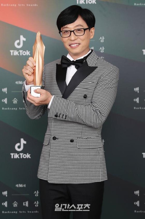 Ký sinh trùng và Khi hoa trà nở thắng đậm giải phim Baeksang Hàn Quốc - Ảnh 13. Ký sinh trùng và Khi hoa trà nở thắng đậm giải phim Baeksang Hàn Quốc - Ảnh 13.