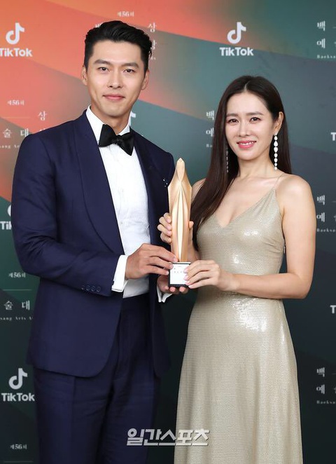 Ký sinh trùng và Khi hoa trà nở thắng đậm giải phim Baeksang Hàn Quốc - Ảnh 9. Ký sinh trùng và Khi hoa trà nở thắng đậm giải phim Baeksang Hàn Quốc - Ảnh 9.