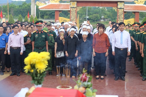 An táng 17 hài cốt chiến sĩ đặc công hi sinh tại sân bay Khâm Đức - Ảnh 1. An táng 17 hài cốt chiến sĩ đặc công hi sinh tại sân bay Khâm Đức - Ảnh 1.