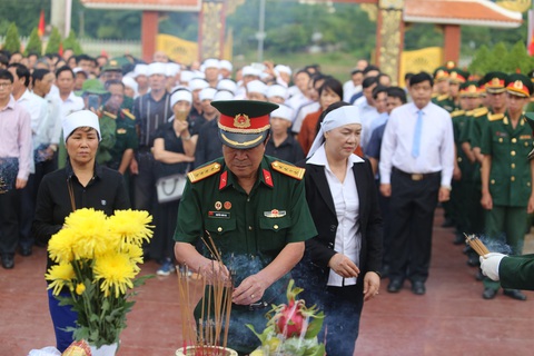 An táng 17 hài cốt chiến sĩ đặc công hi sinh tại sân bay Khâm Đức - Ảnh 3. An táng 17 hài cốt chiến sĩ đặc công hi sinh tại sân bay Khâm Đức - Ảnh 3.