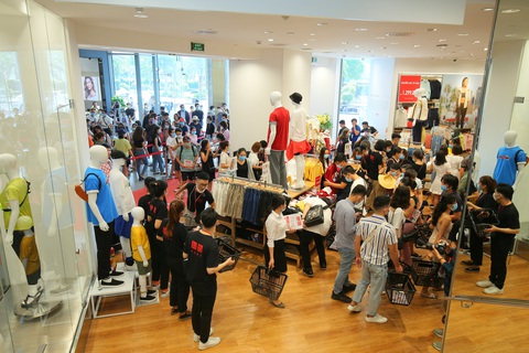 Vừa khai trương, cửa hàng Uniqlo Vincom Landmark 81 đã thu hút lượng lớn khách - Ảnh 2. Vừa khai trương, cửa hàng Uniqlo Vincom Landmark 81 đã thu hút lượng lớn khách - Ảnh 2.